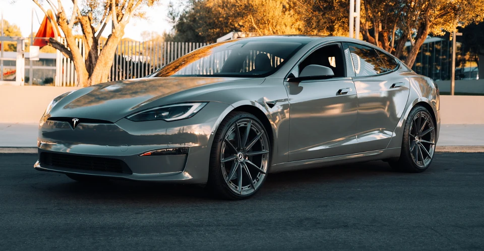 tesla-model-s-plaid 1